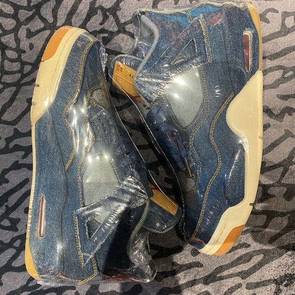 Jordan 4 Levi